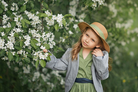 在樱花上穿着漂亮裙子的快乐女孩1786年樱花中戴帽子的孩一幅大肖像图片