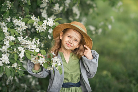 在樱桃花中的孩子肖像背景图片