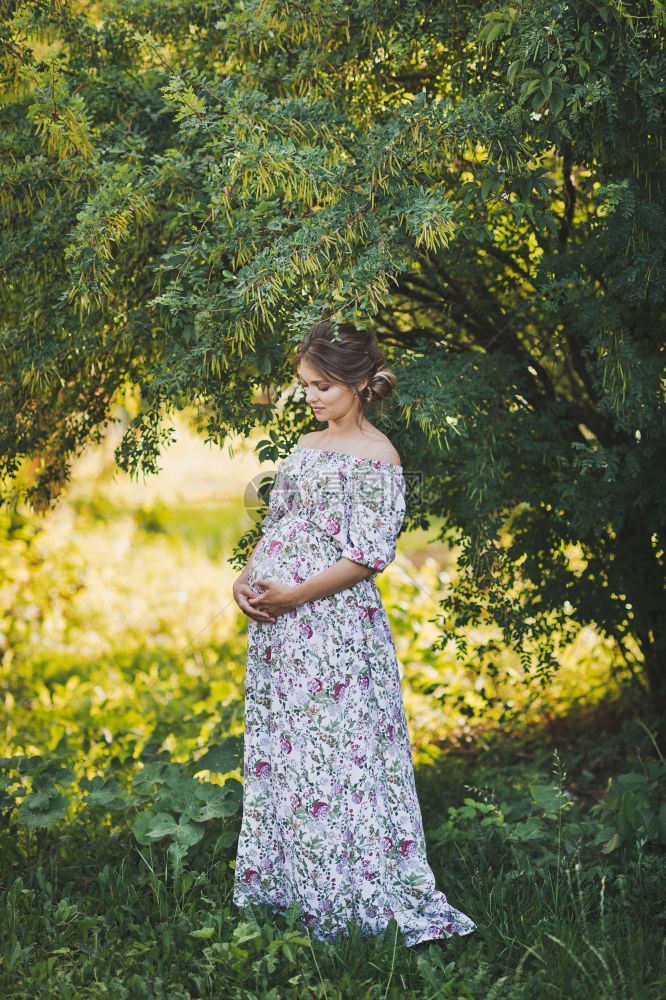 孕妇在花园散步图片