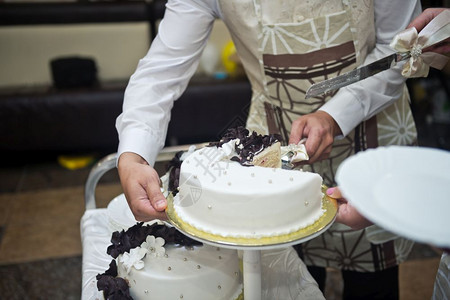 新娘为客人切蛋糕1623年图片