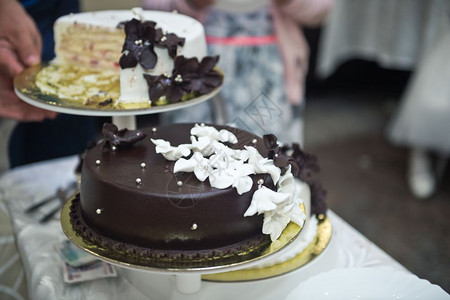 把蛋糕分成小块的过程1624年新娘为客人切蛋糕图片