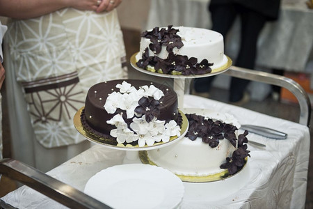 美丽的黑白三个蛋糕169年分发给客人之前的婚礼蛋糕图片
