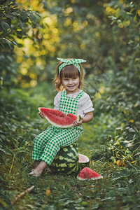 一个快乐的孩子吃着多汁西瓜笑着孩子手里拿着一块多汁的西瓜190图片