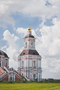 美丽的两层教堂和钟楼183年夏季场背景的两层教堂图片