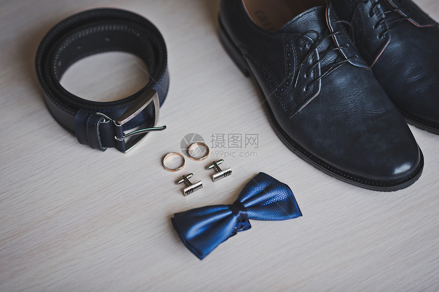 鞋子皮带戒指和蝴蝶1928年婚礼前新郎的附属品图片