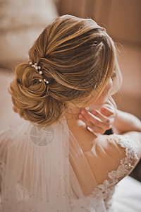 新娘发型的婚礼装饰穿着漂亮的发型和首饰新娘图片