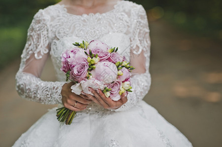 新娘手中握着一束玫瑰新娘手中握着一束微妙的婚礼花新娘手中握着2650图片