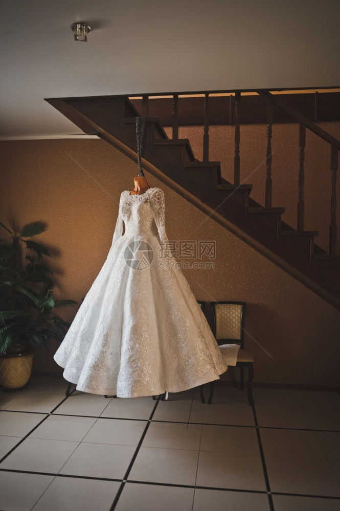 穿着白色婚纱的模特儿挂在楼梯上穿着白色婚纱的模特儿挂在楼梯间264图片