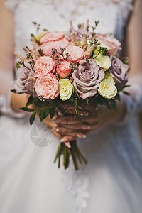 新娘拿着一束花在新娘的手中婚礼公开工作里一束花在新娘的手中图片