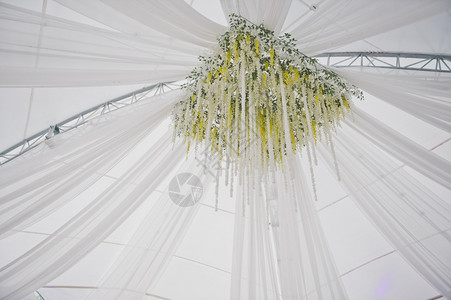 帐篷圆顶下的花朵和玻璃装饰238帐篷圆顶下的花朵装饰图片