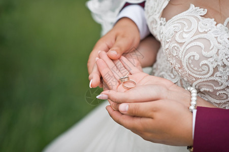 新娘和郎拥抱彼此的手掌新婚夫妇里握着戒2804图片