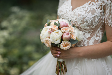 新娘手上有精美的花束和蕾256年圆的婚礼花束精美的粉红色和白花朵图片