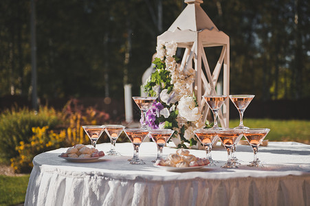 金字塔式香槟杯的客人餐桌254年婚礼的客人夏令桌和零食图片