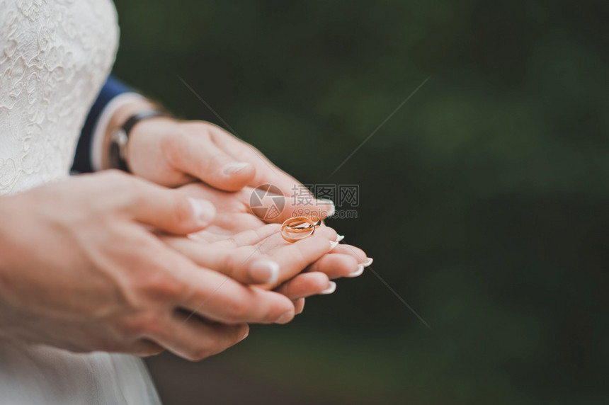 新娘和郎把戒指握在手掌上新娘和郎手上的结婚戒指2610图片
