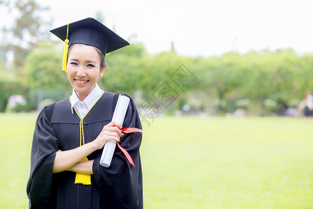 快乐的毕业女学生恭喜你毕业成功概念教育图片