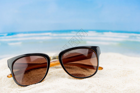 沙滩中的太阳镜图片