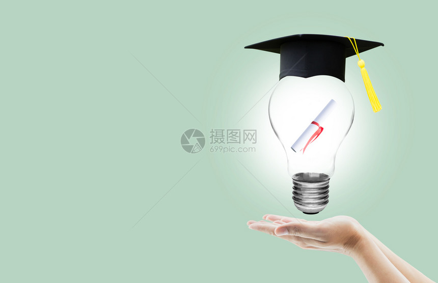 有毕业证书的手持灯泡和证明显示有智慧的力知识和成功的教育图片