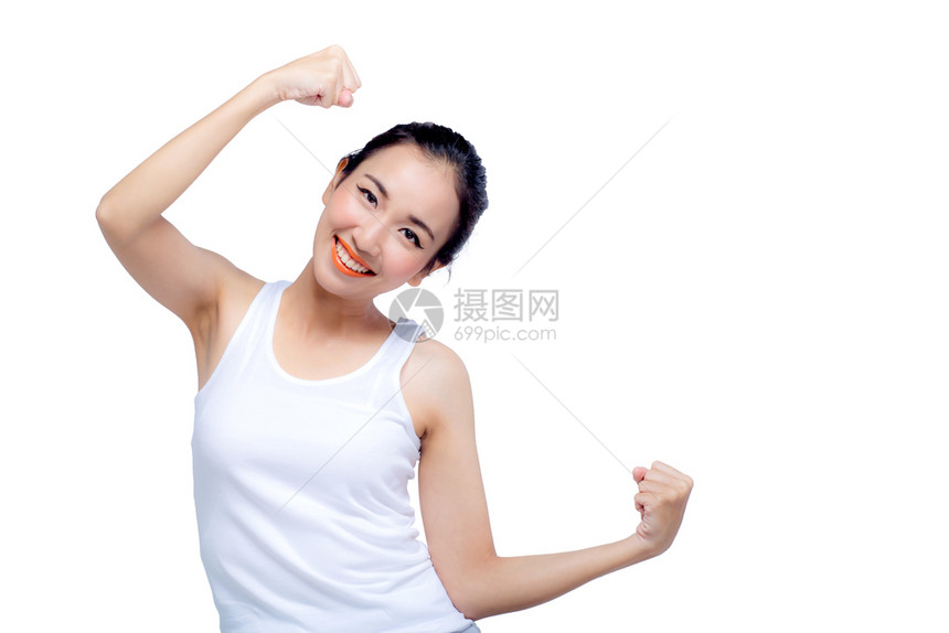 女展示她的手臂以力量的姿势孤立于白色背景图片