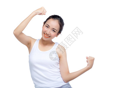 女展示她的手臂以力量的姿势孤立于白色背景图片