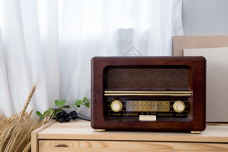 旧式收音机木制柜子上有架图片