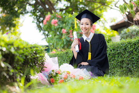 快乐的毕业女学生祝贺教育成功图片