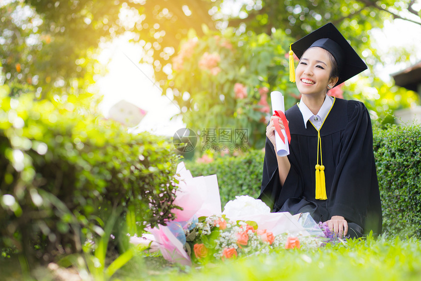 快乐的毕业女学生祝贺教育成功图片