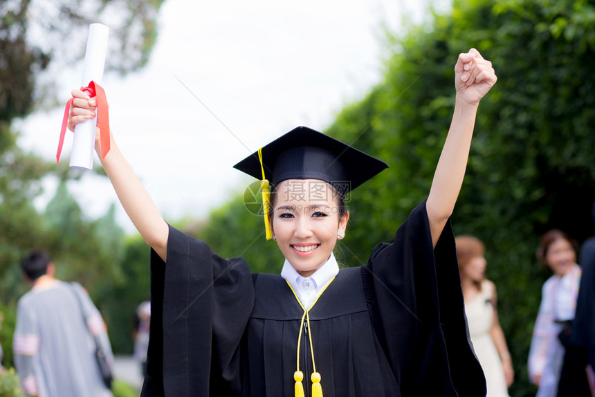 毕业女孩快乐恭喜研究生教育成功概念图片