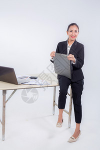 商业女人持有文件以白色背景的办公桌照相背景图片