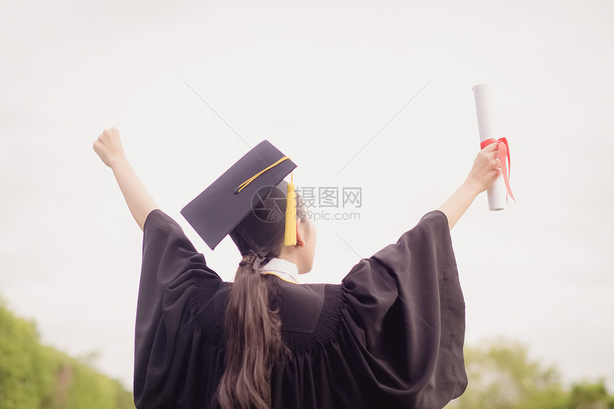 毕业生举起手来庆祝拿着证书庆祝对成功的教育感到如此幸福图片