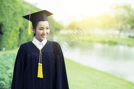 毕业女孩快乐祝贺研究生教育成功概念图片