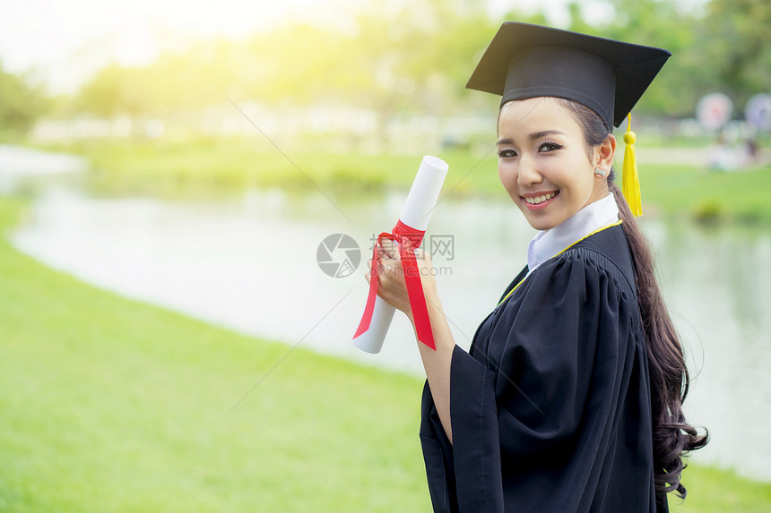 毕业女孩快乐祝贺研究生教育成功概念图片