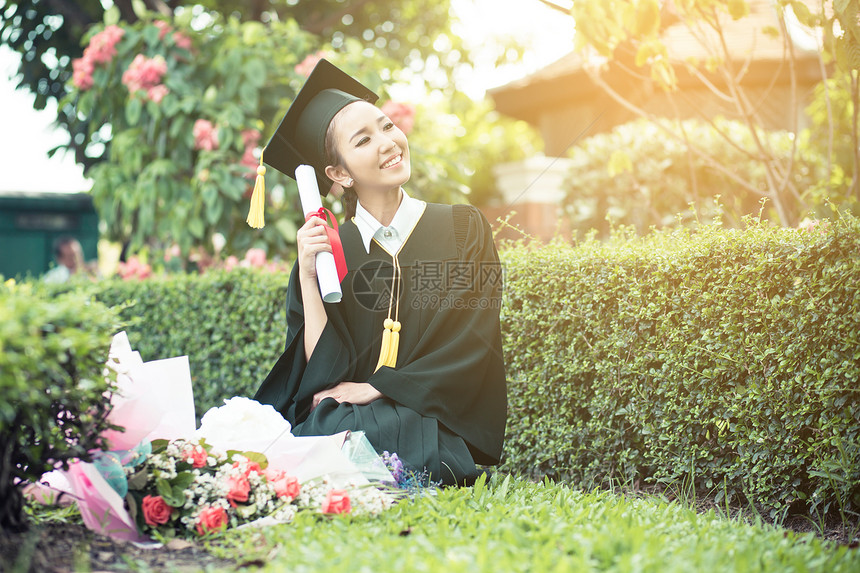 快乐的毕业女学生祝贺教育成功图片