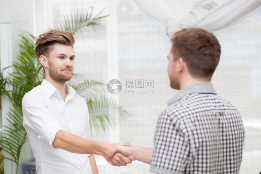 会议期间有两位商业同事握手图片