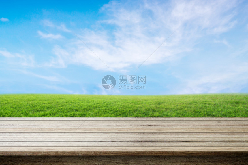 带有自然背景的空木质表格可用于显示您的产品图片