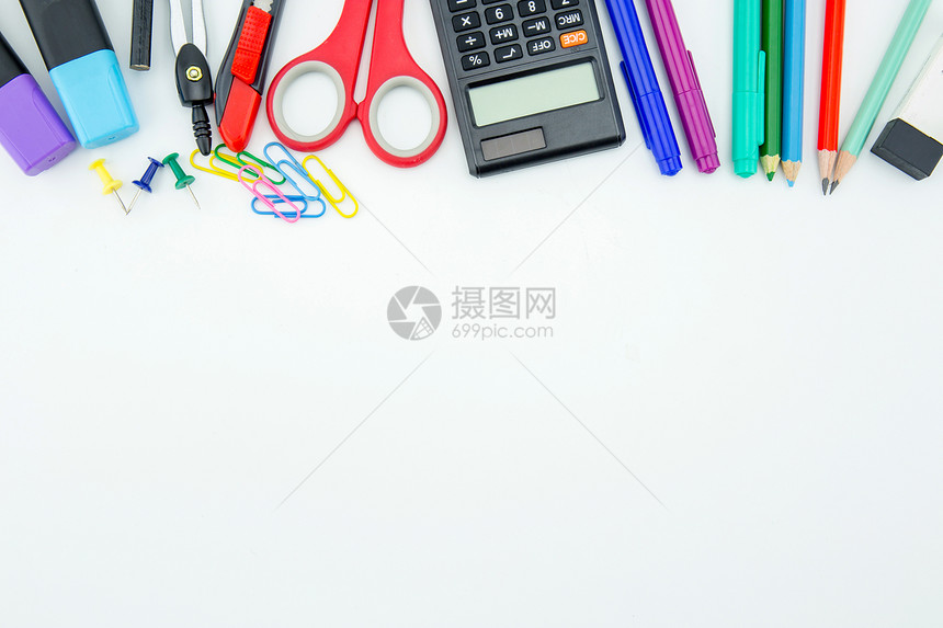 学校用品白色背景的文具附件图片