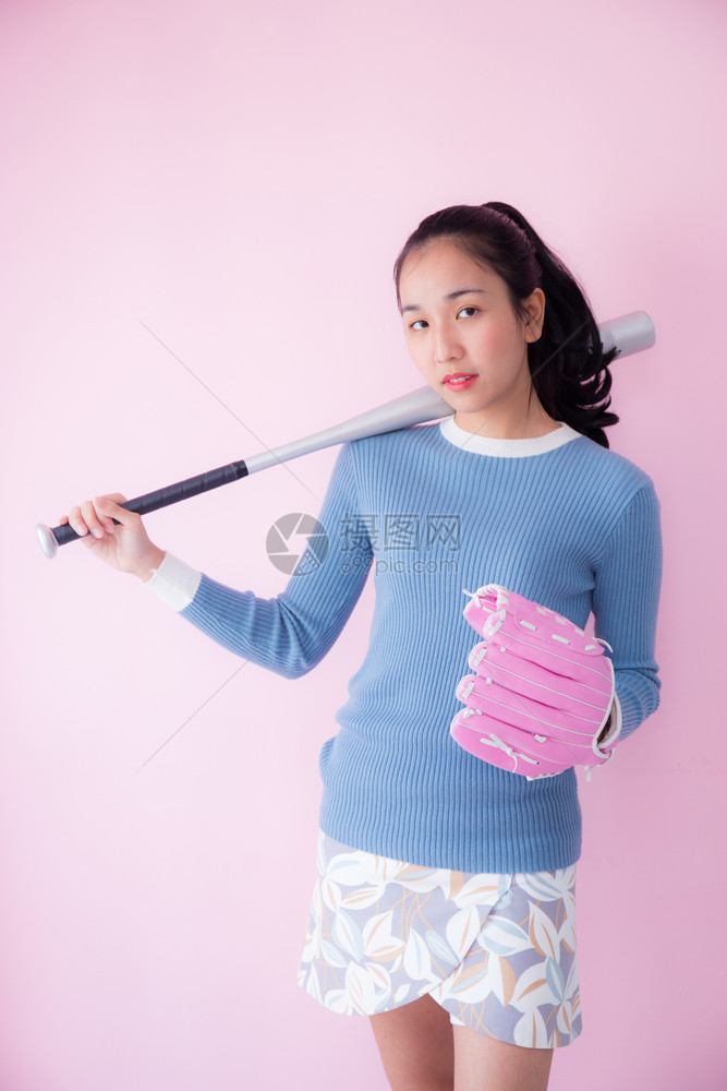 亚洲妇女棒球粉红色背景健身康概念图片