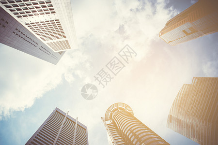 现代商业摩天大楼高建筑到天空商业概念图片