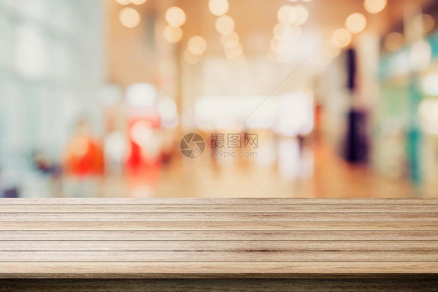 Wooden桌边的空顶在购物中心背景模糊不清可用于显示您的产品图片