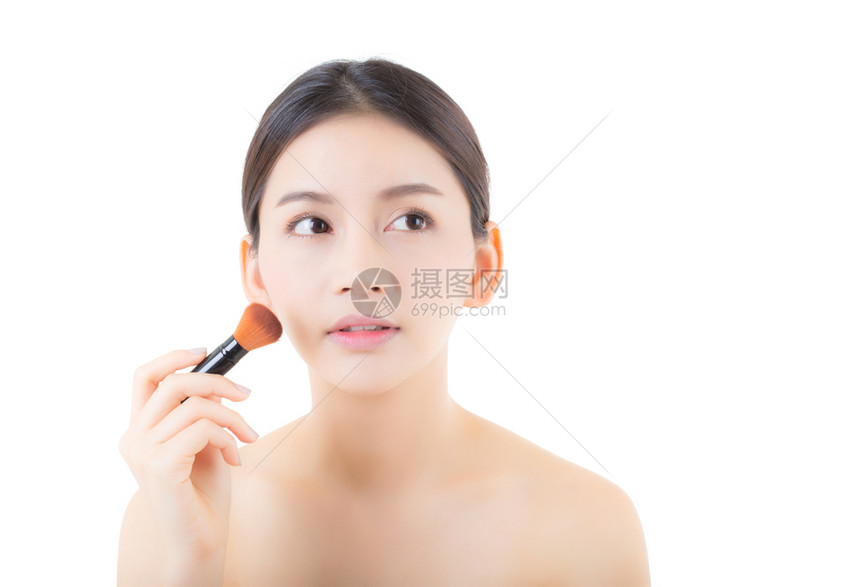 女美人申请用白背景隔离的刷子补妆健康清洁的皮肤化妆品概念图片