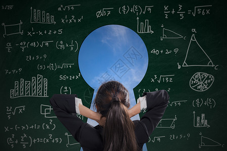 商业女人在黑板上画数学公式成功入门商业概念图片