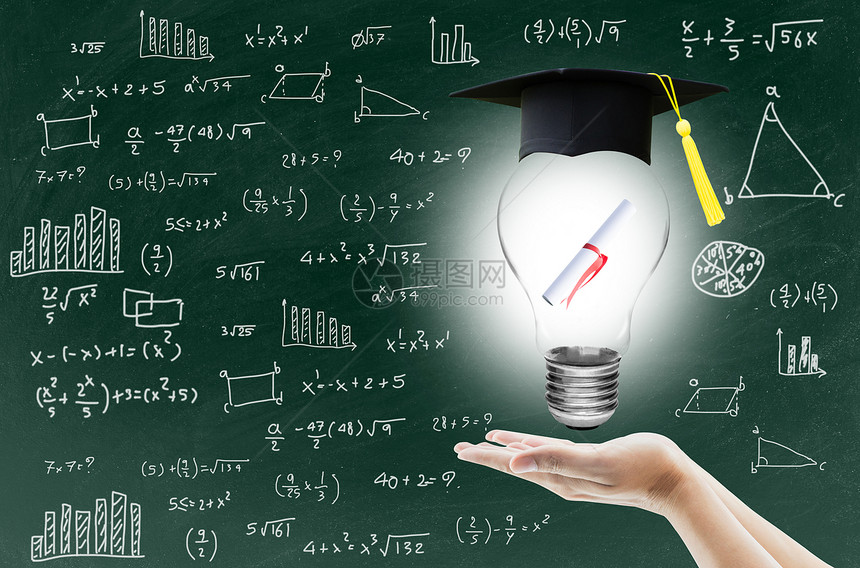 有毕业证书的手持灯泡显示智能知识和黑板教育的成功图片
