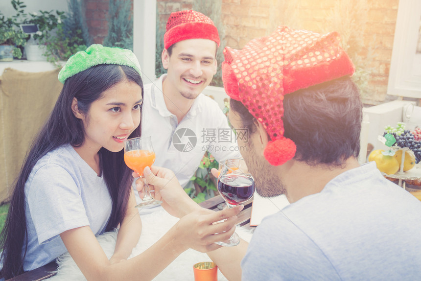 亚洲组的男女在户外聚会上喝酒和庆祝一群朋友社交活动图片