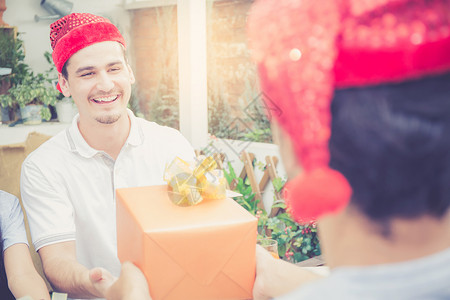 亚洲群体男女在户外聚会上赠送礼物盒和庆祝一群朋友社交活动包括生日成就节庆概念背景图片