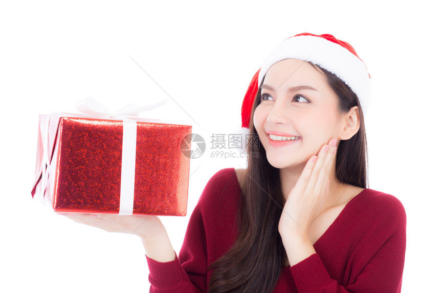 快乐的亚洲女人与微笑持有礼物盒xmas现今女孩与庆祝圣诞节一个假日女孩与买家隔离在白色背景购物与季节概念图片