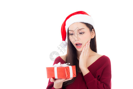 快乐的亚洲女人与微笑持有礼物盒xmas现今女孩庆祝圣诞节与奇异女孩孤立在白色背景购物与季节概念背景图片