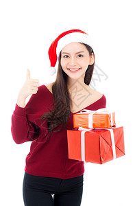 快乐的亚洲女人带着微笑拿礼物盒有很多的xmas现今女孩签署OK庆祝圣诞节一个假日女孩与买家隔离在白色背景背景图片