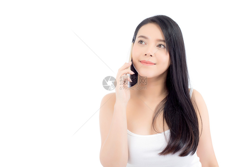 美丽的肖像年轻女微笑和快乐的交谈与手机通话孤立在白色背景图片