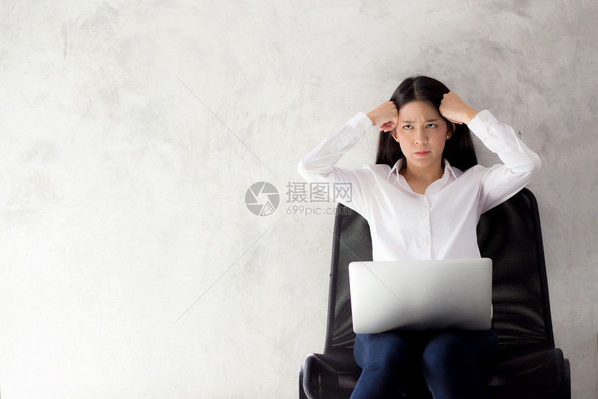 美丽的年轻女工作并思考问题压力和不高兴商业妇女膝上型计算机在水泥背景情感自由职业商概念图片