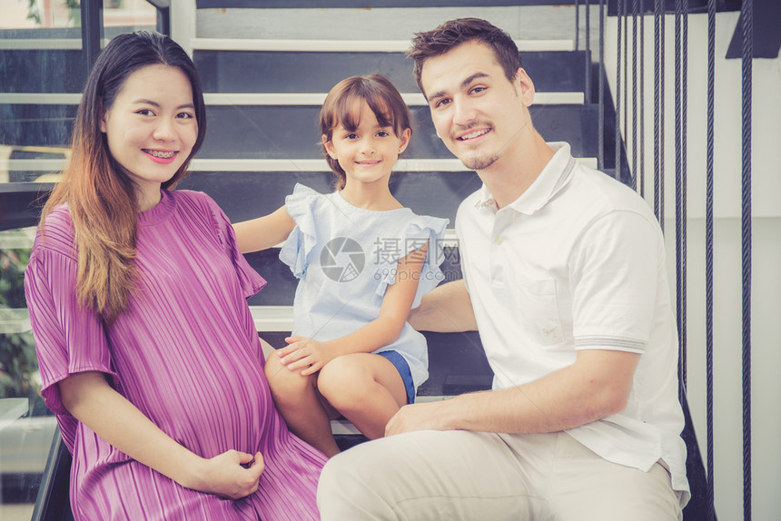 男人的肖像和妻子怀孕亚洲英俊的父亲照顾母和孩子夫妇并期望生育有一个幸福的热爱家庭概念图片