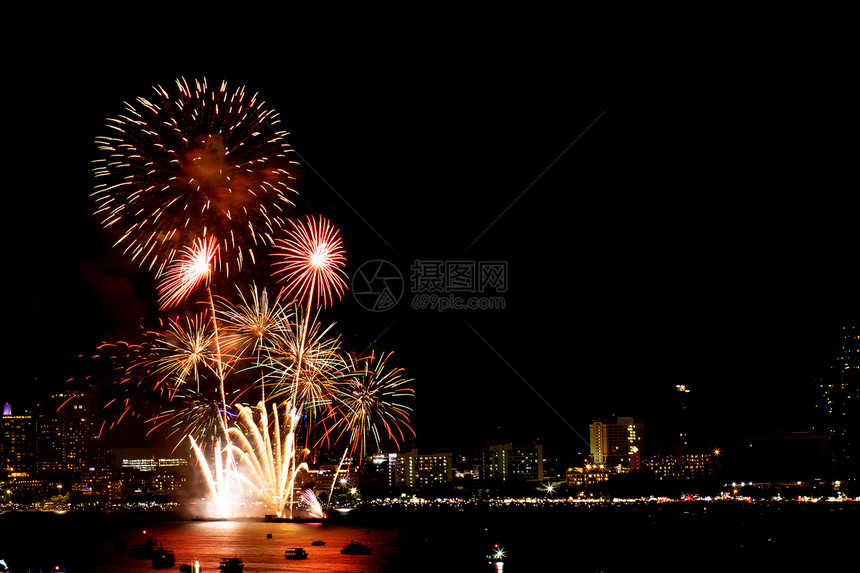 许多有夜市风景背的烟花庆祝新年图片